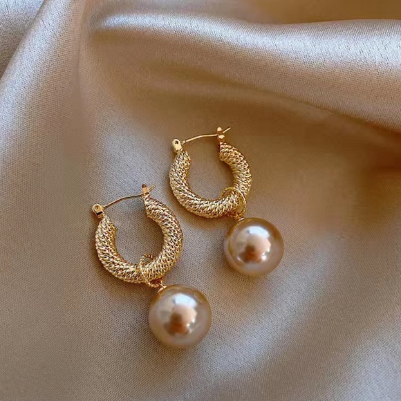 COPY - BRAND NEW 18K Gold Plated Thick C-Shaped Dangle Faux Pearl Drop Earrings… - Picture 3 of 3